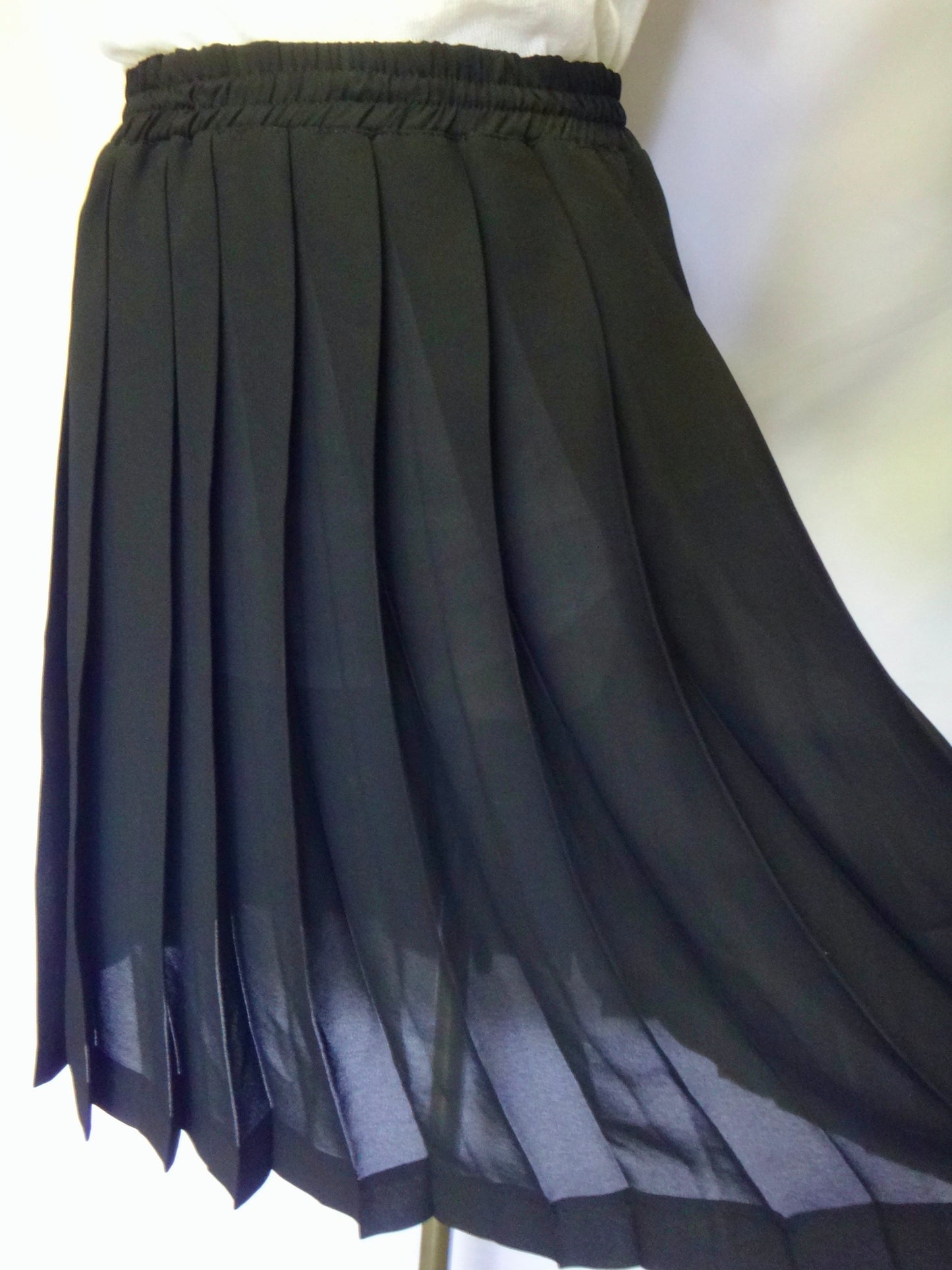 80s/90s Black Pleated Knee Length Skirt